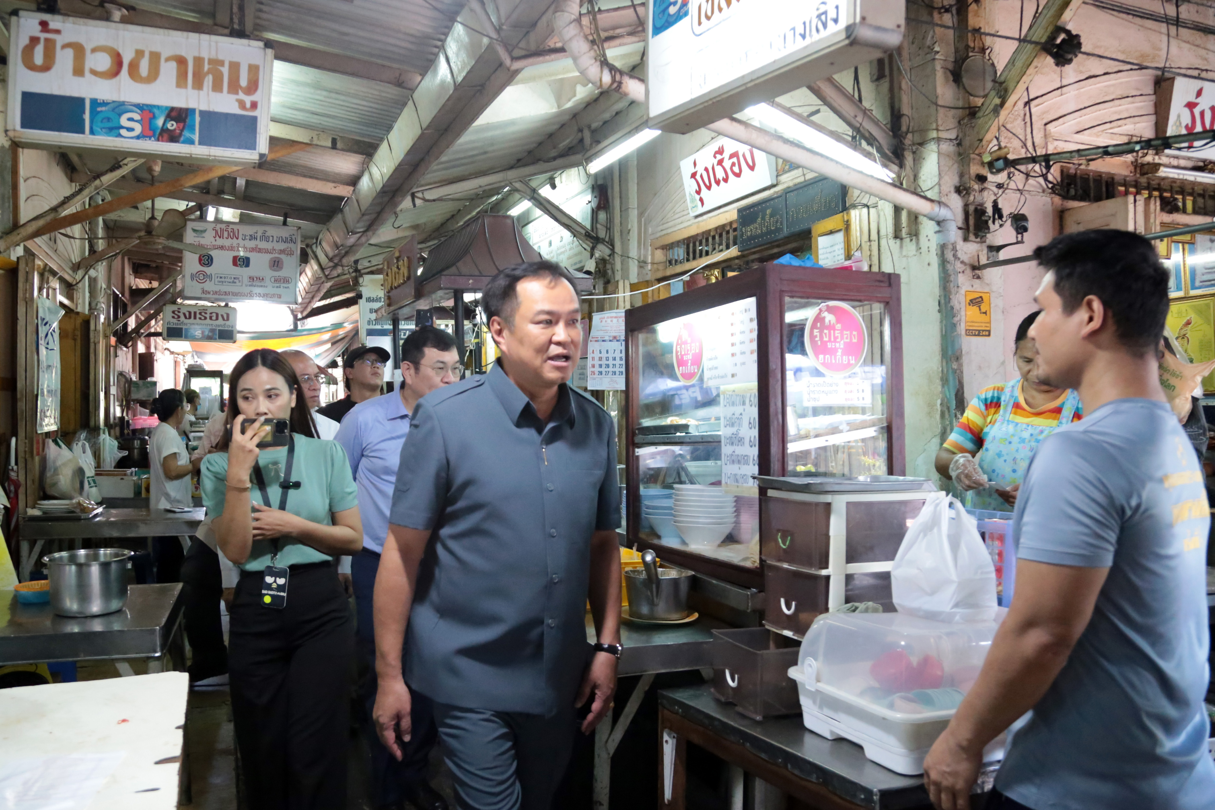 "อนุทิน" เดินตลาดนางเลิ้ง เขินชาวบ้านแซว "นายกฯคนต่อไป" 