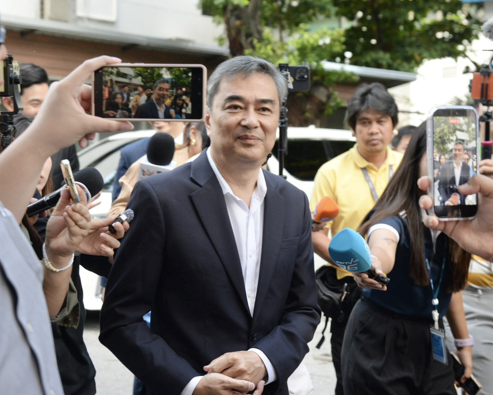 "มาร์ค" ฮึด! นำทัพ ปชป.ชุดใหม่ สักการะพระแม่ธรณีฯ เอาฤกษ์  เชิญ 3 ผู้รู้ "สุวิทย์-บรรยง-จรีพร" ติวเข้มทิศทางประเทศ