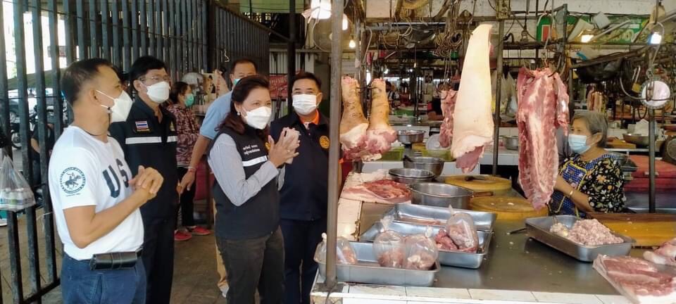 รองผู้ว่าฯอ่างทอง ลงตรวจสอบราคาสินค้า ตลาดสดเทศบาล2 