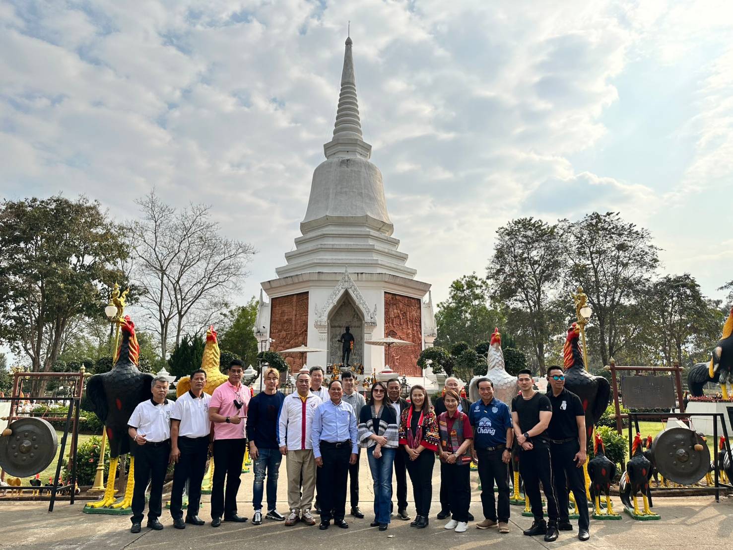 "มาดามหยก" พรรครวมแผ่นดิน  นำทีมศิลปิน Change Together Team  เข้าสักการะ พระสถูปเจดีย์สมเด็จพระนเรศวรมหาราชานุสรณ์