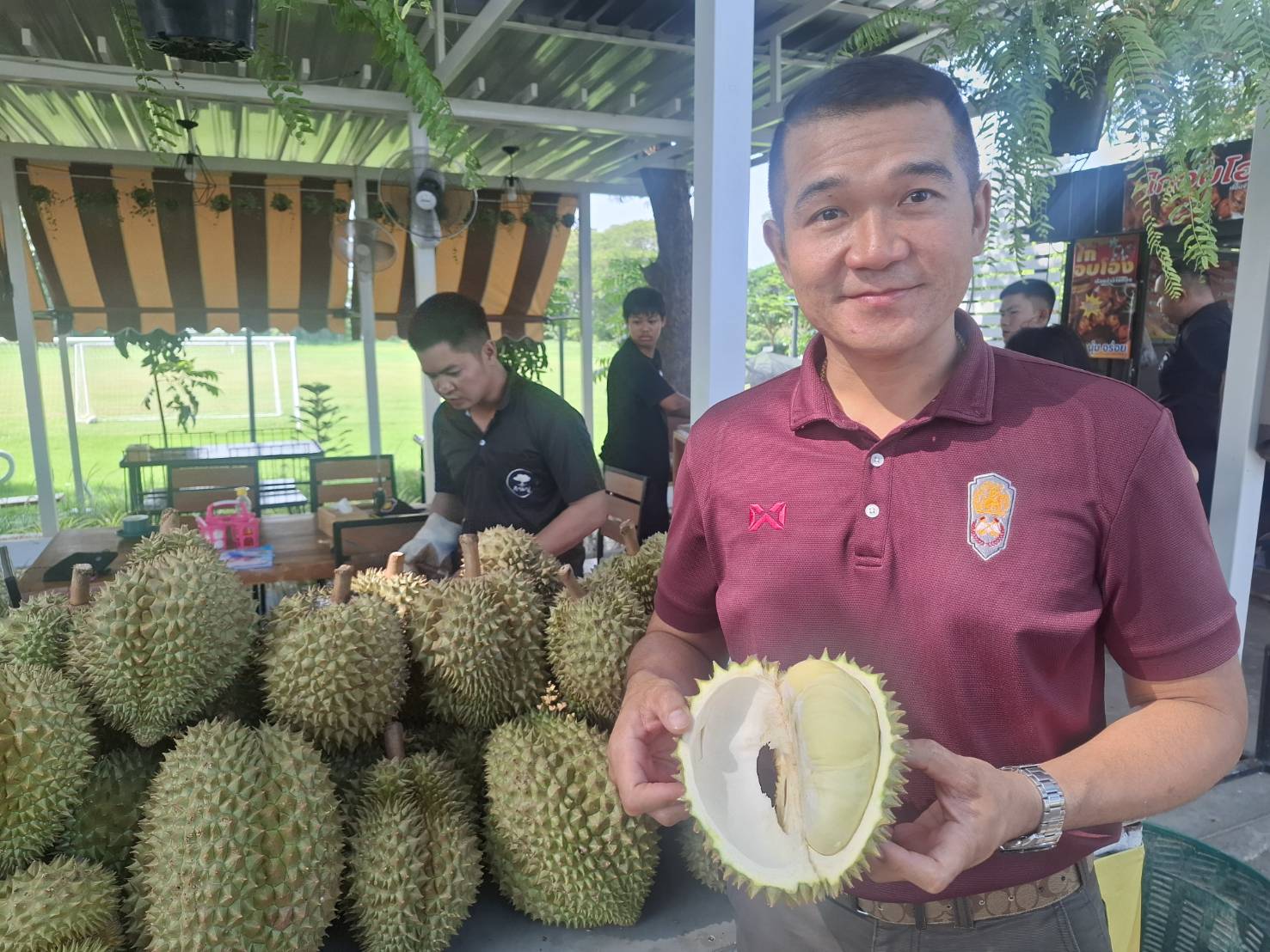 ผบ.เรือนจำอ่างทอง เปิดร้านขายทุเรียน เพิ่มทักษะวิชาชีพให้กับผู้ต้องขัง เสริมรายได้เป็นสวัสดิการ