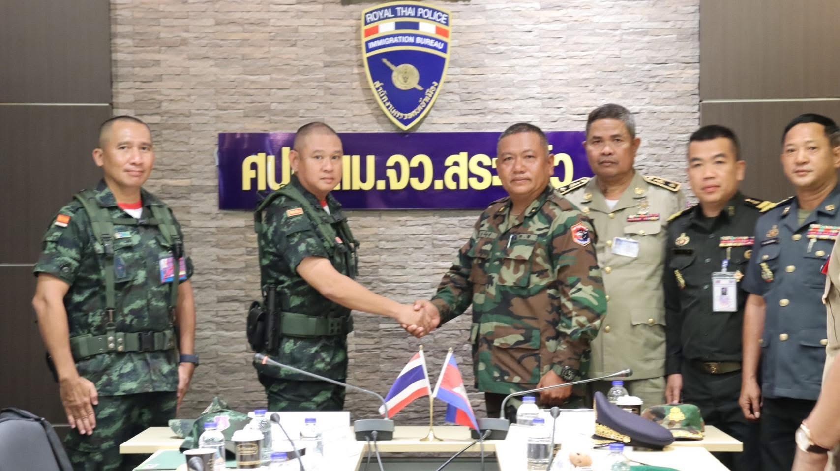 "ผบ.กองกำลังบูรพา" จับมือ "นายพลเขมร" โชว์สัมพันธ์ยังดี