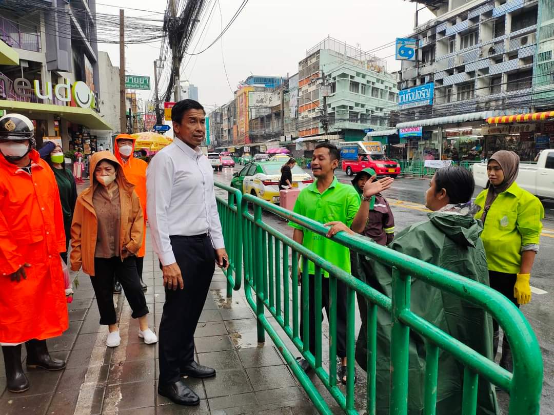 "ชัชชาติ" ลงพื้นที่ติดตามน้ำท่วมขังอุดมสุข ปัจจุบันน้ำลดลงต่อเนื่อง สัญจรได้ตามปกติ