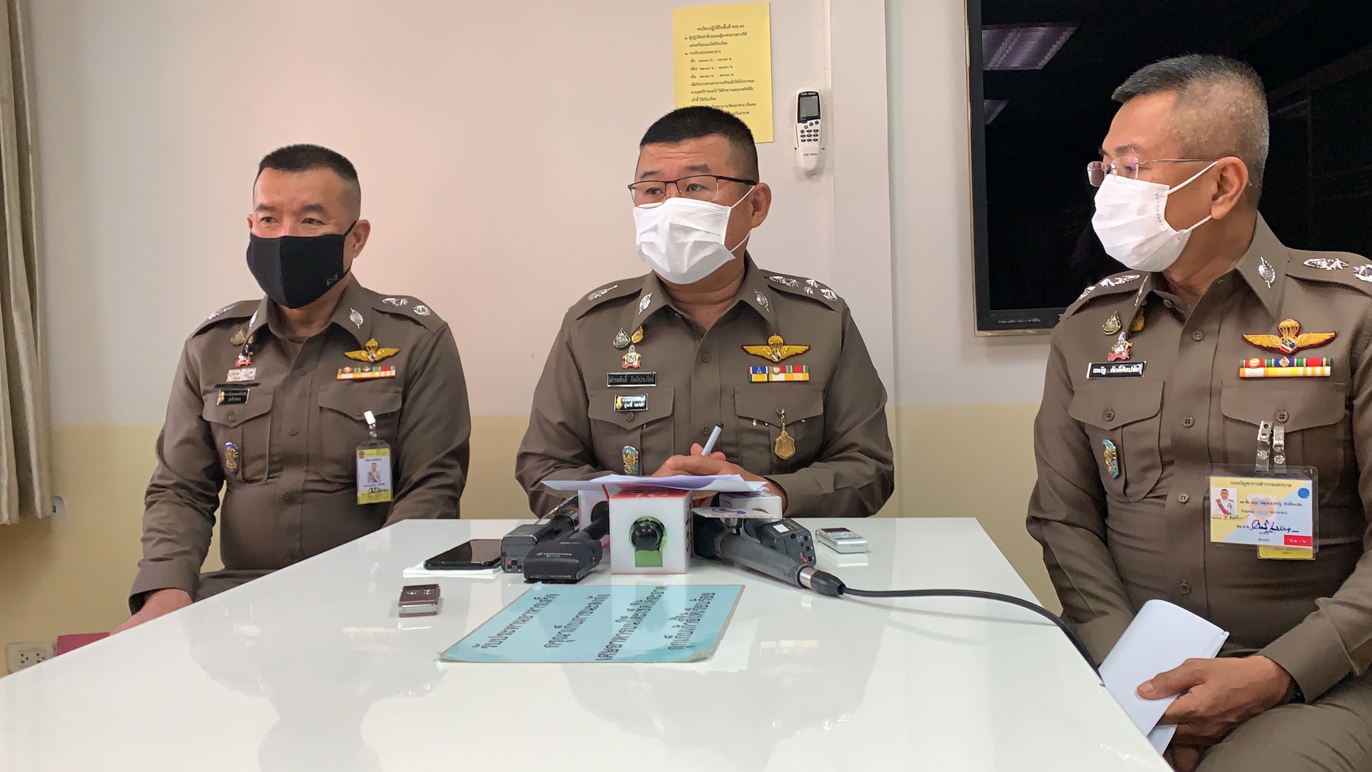รองผบ.ตร. เผยพบเจ้าหน้าที่รัฐเอี่ยวขบวนการแรงงานต่างด้าว 33 ราย  ตำรวจยศสูงสุดระดับ “รองผู้การ” ร่วมด้วย