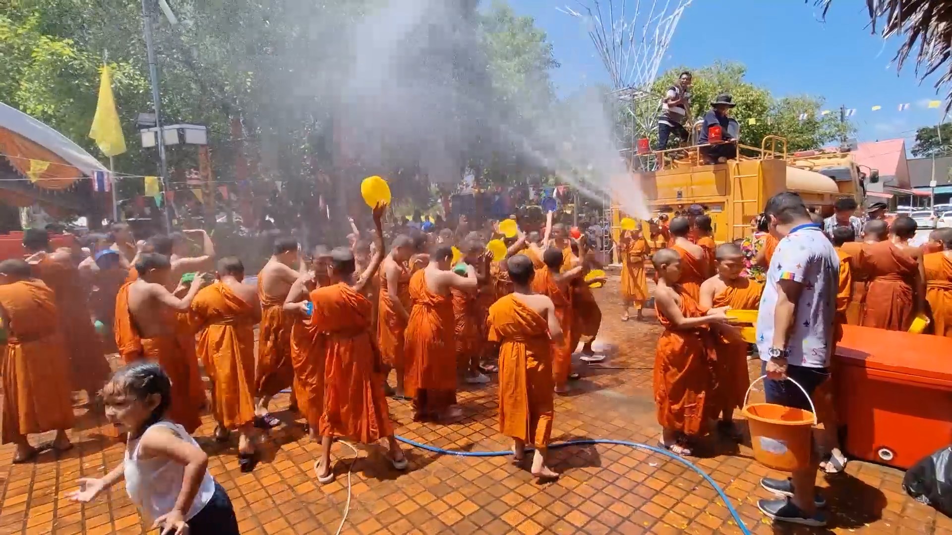 วัดหาดใหญ่นำรถดับเพลิง 2 คันมาฉีดน้ำให้สามเณรเล่นสงกรานต์กันอย่างสนุกสนาน 