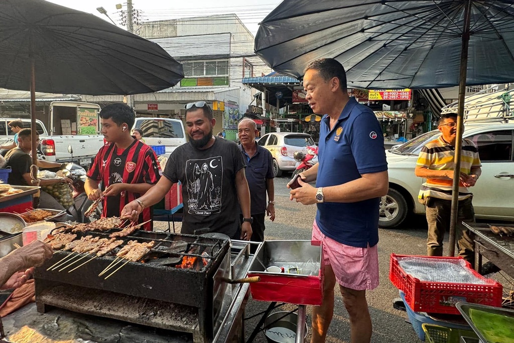วันหยุดสงกรานต์!! "นายกฯเศรษฐา" เดินตลาดฉัตร์ไชย สั่งหมูปิ้งร้านโปรดเจ้าดังหัวหิน 