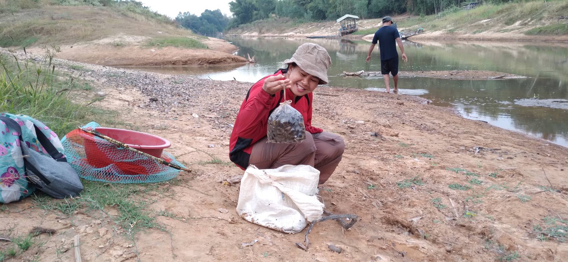 ลำปาวแล้งสุดรอบ 20 ปี ชาวบ้านพลิกวิกฤติงมหอยขายทำเงิน
