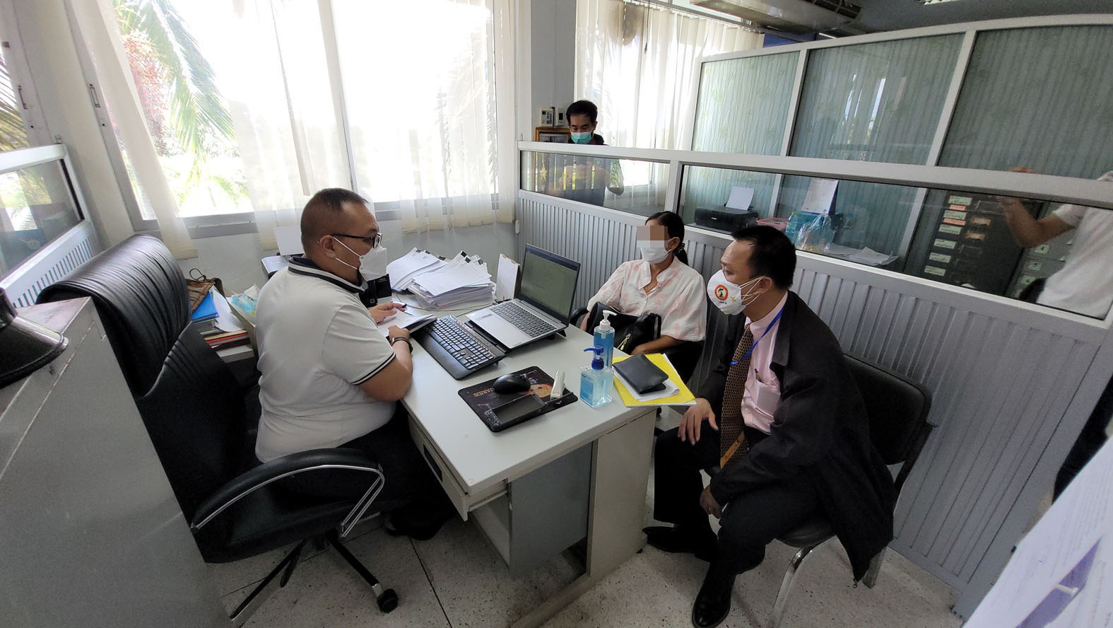 ทนายความพา2ผู้เสียหายแจ้งดำเนินคดีเจ้าของรร.สอนขับรถปลอมเอกสาร 