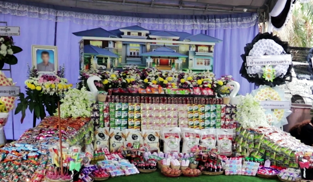 เจ้าภาพไอเดียเจ๋ง!! นำของใช้ภายในครัวเรือนประดับตกแต่งหน้าหีบศพ ประหยัด-ได้ประโยชน์-ลดขยะ