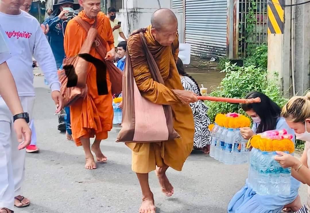 หลวงตาชื่น เดินเท้า เข้าเขตอำเภอบางสะพาน จ.ประจวบคีรีขันธ์