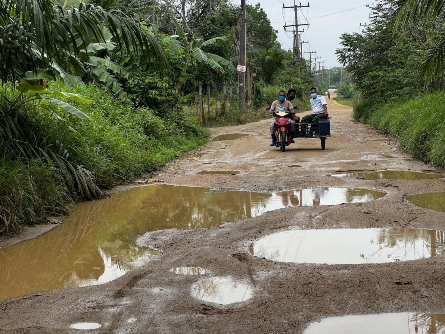 เทศบาลห้วยใหญ่คลอดงบซ่อมถนนหลังชาวบ้านพายเรือประชด  