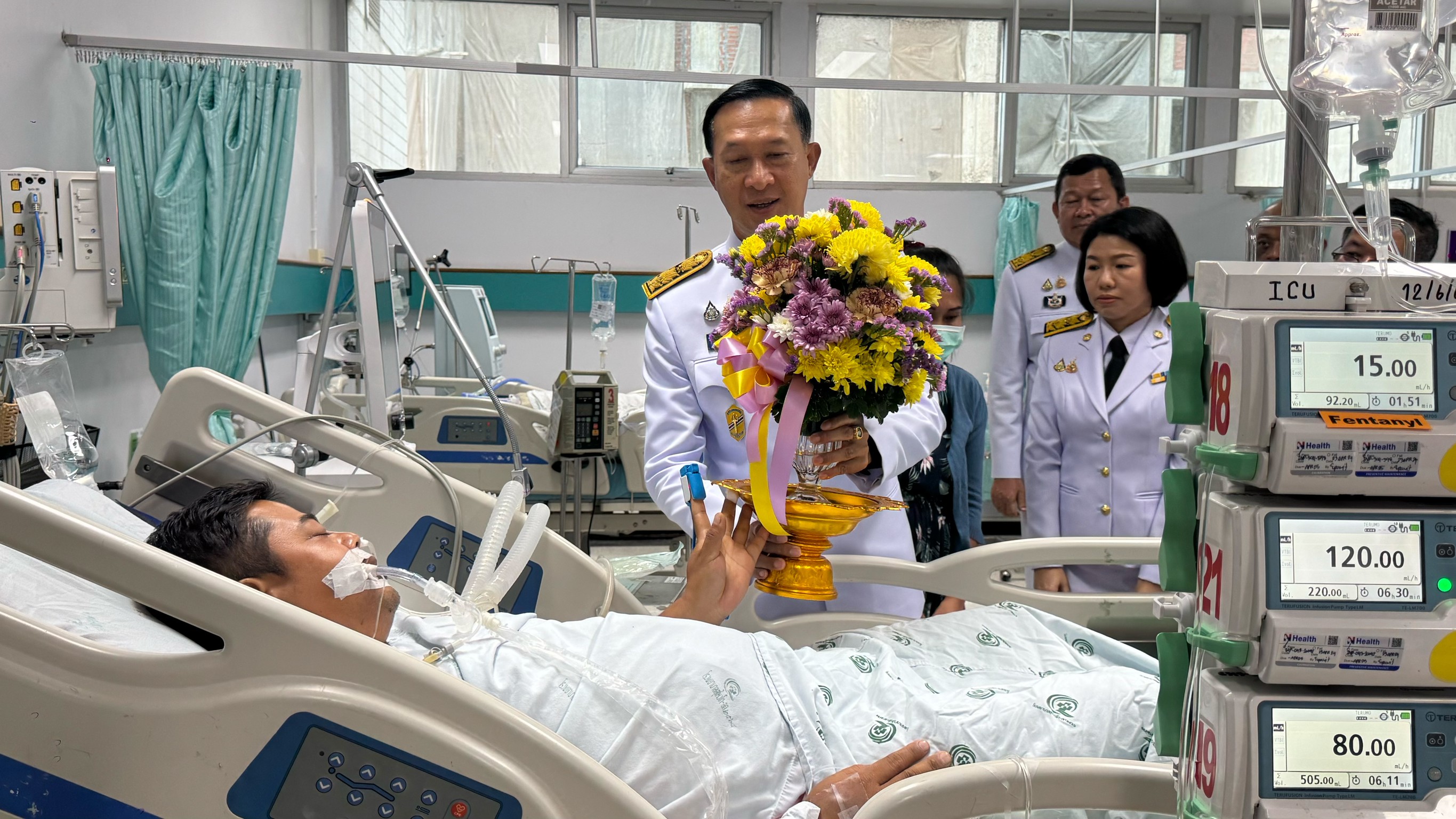 ในหลวง พระราชินี ทรงพระกรุณาโปรดเกล้า ให้เชิญตะกร้าสิ่งของพระราชทานมอบแก่ผู้ได้รับบาดเจ็บ และทรงรับไว้เป็นคนไข้ในพระบรมราชานุเคราะห์ จากเหตุความไม่สงบนราธิวาส
