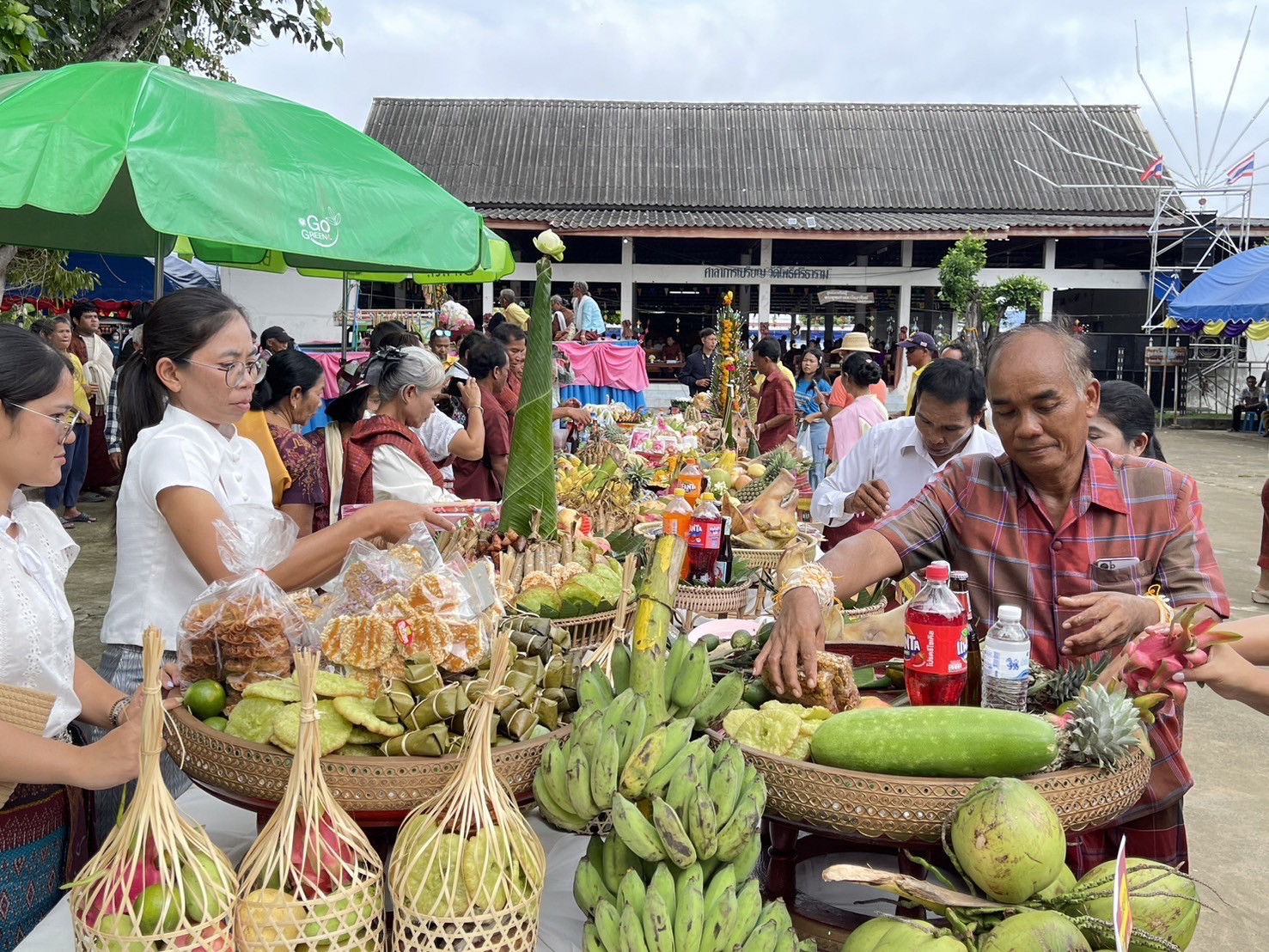 ชนเผ่าพื้นเมืองเขมร-กูยและลาวเมืองสุรินทร์ร่วมกันประกอบพิธีกรรมบูชาบรรพบุรุษ  