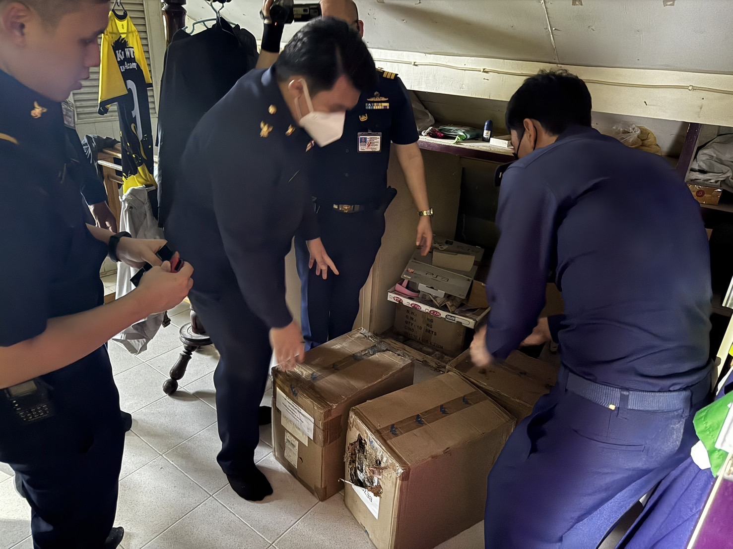 บุกจับอดีตข้าราชการสุดแสบแปลงกล่องทีวีดิจิตอลของบริษัทโทรคมนาคมชื่อดังโพสต์ขายผ่านเฟซบุ๊ก 