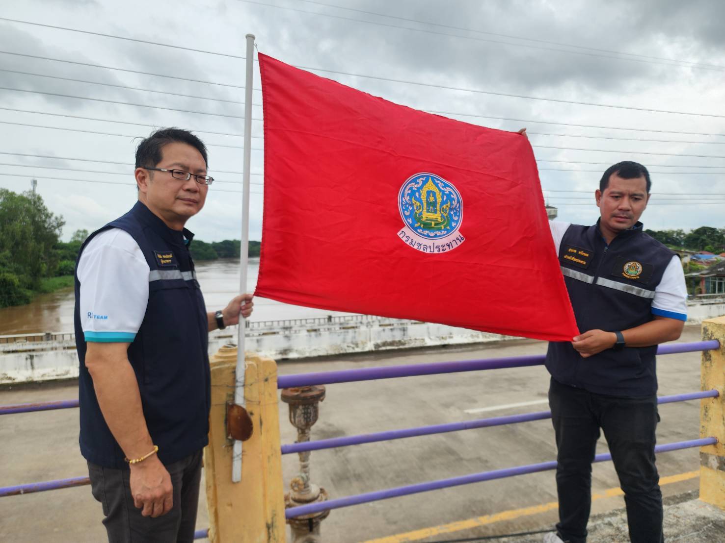 ชลประทานพิจิตรปักธงแดง ประกาศเตือนระดับน้ำในแม่น้ำน่าน จ่อถึงจุดวิกฤตแล้ว