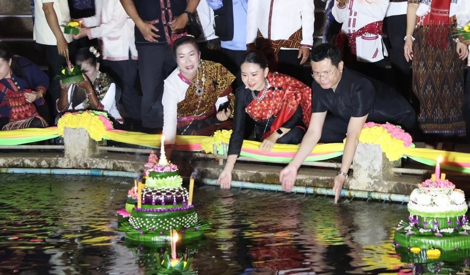 กาฬสินธุ์สืบสาน “ลอยกระทงโคมธุง” นุ่งผ้าไทย รำลึกพระพันปีหลวง สุดอลังการกลางหนองคูทด