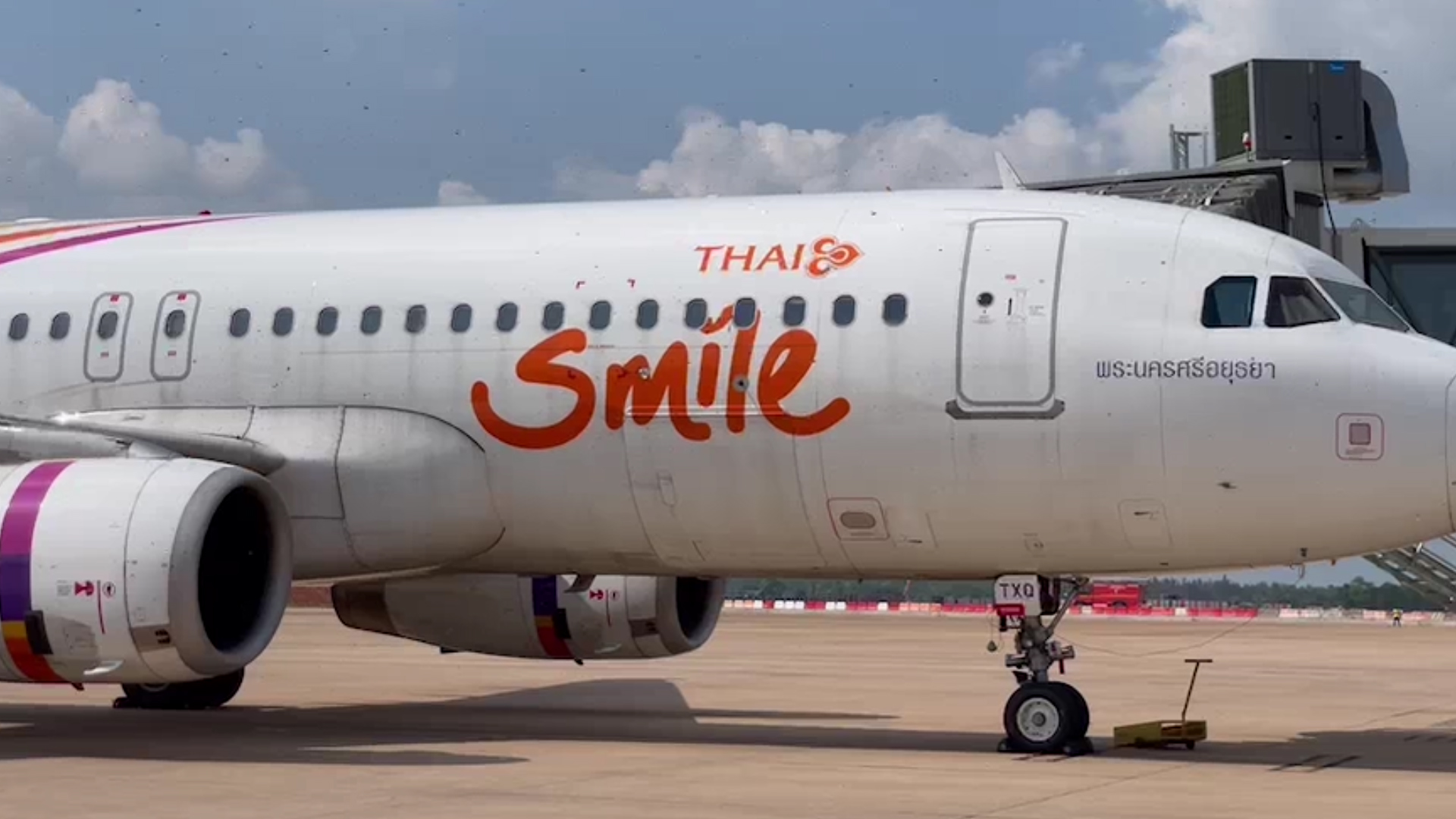 สนามบินขอนแก่นเอาอยู่ หลังผึ้งหลวง บุกเกาะเครื่องยนต์เครื่องบิน 2 เที่ยวบิน พนักงานภาคพื้นโดยต่อย 6คน เร่งระดมทีมกู้ภัยขับไล่ก่อนเปิดทำการบินได้ตามปกติ 
