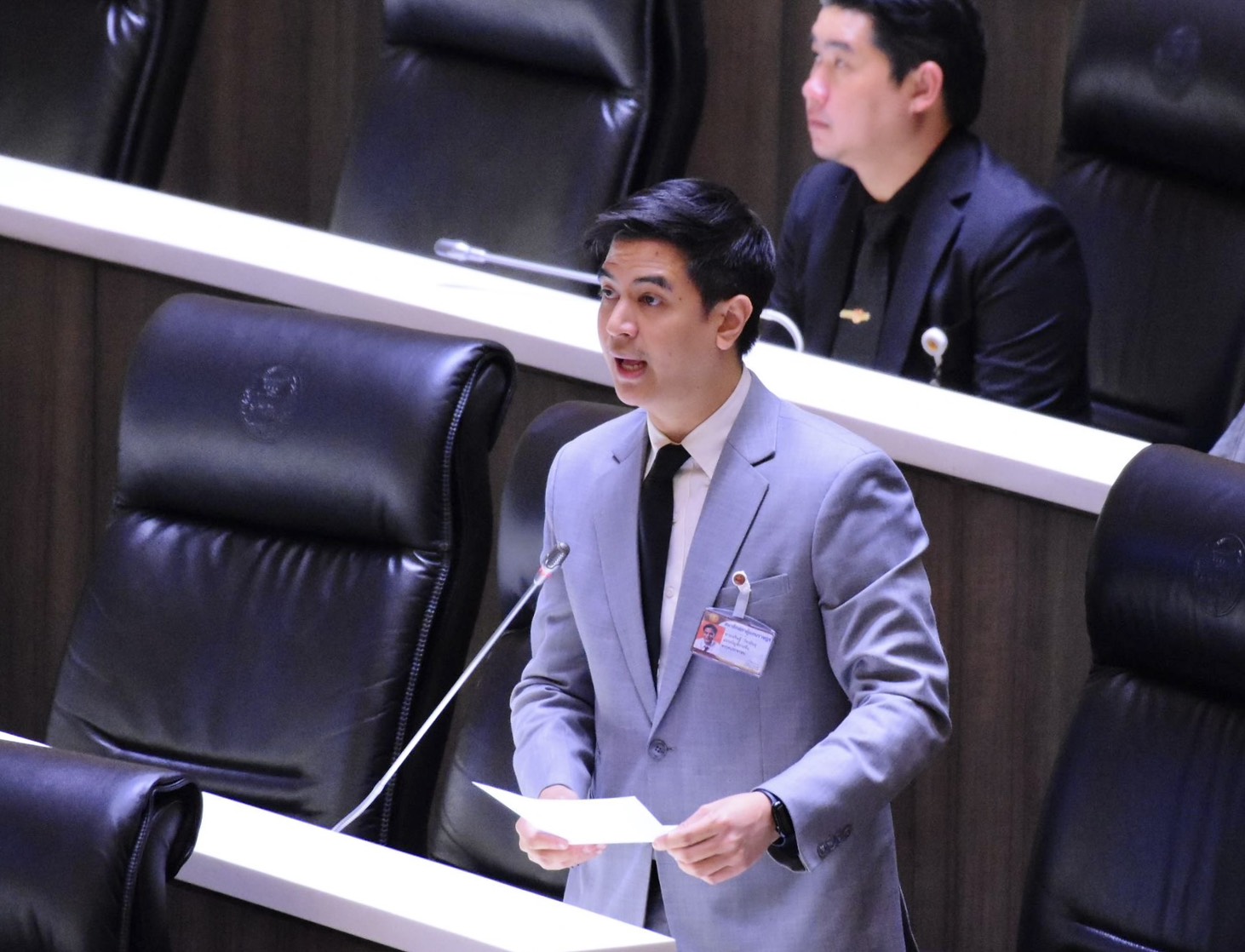 “พริษฐ์” ปูด “นภินทร” เอี่ยวฮั้ว สว. อ้างเรียกผู้สมัครพบ-ให้เซ็นใบลาออกล่วงหน้า จี้แจงสังคม