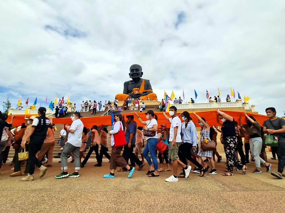 “หัวหิน” คึกคัก นทท.แห่ห่มผ้าหลวงพ่อทวดองค์ใหญ่แน่น