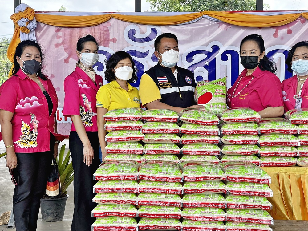 ชมรมวรรณศิลป์ไม่สิ้นสายสัตหีบ จิตอาสาสัตหีบ มอบข้าวสารสนับสนุนครัวสนามเทศบาลตำบลเกล็ดแก้ว
