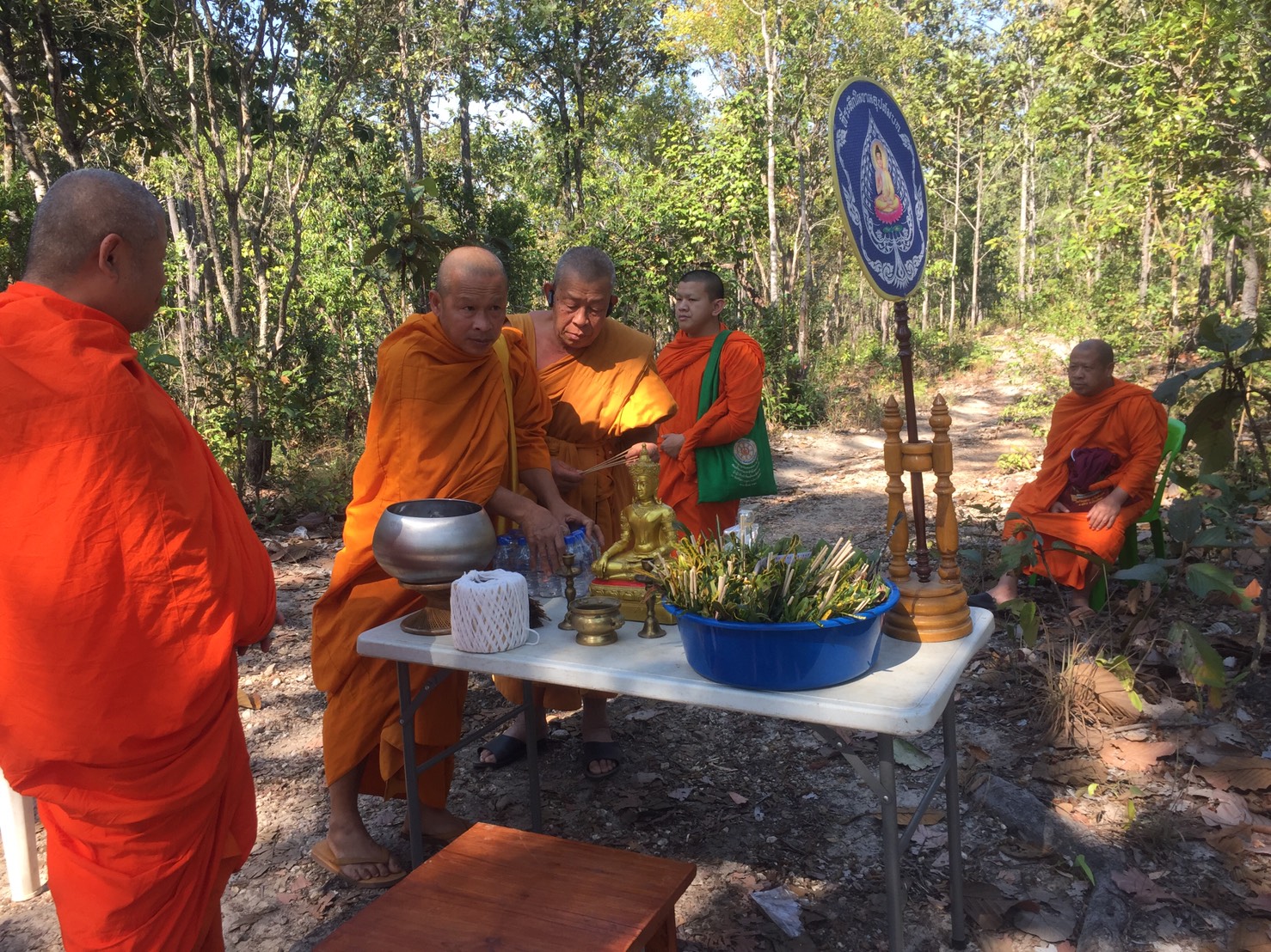 เชื่อปฏิหาริย์มีจริง!! นิมนต์พระสวดเปิดป่าตามหา" ตาอินสม" หายเข้าป่า 5 วัน ยังไร้วี่แวว