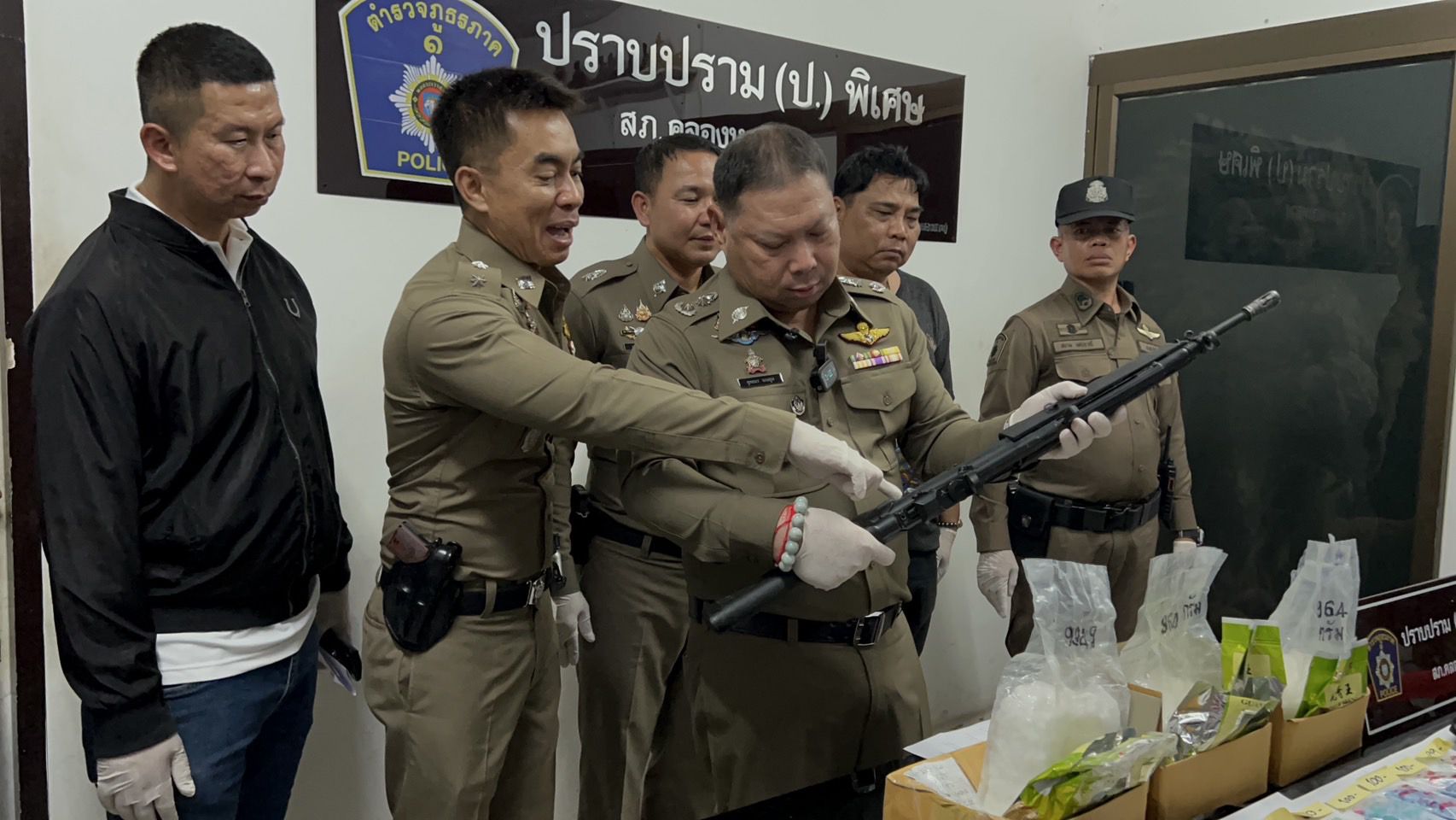 ปทุมธานี ตำรวจคลองหลวงจับกุมยาเสพติด อาวุธปืนและอาวุธปืนสงคราม 