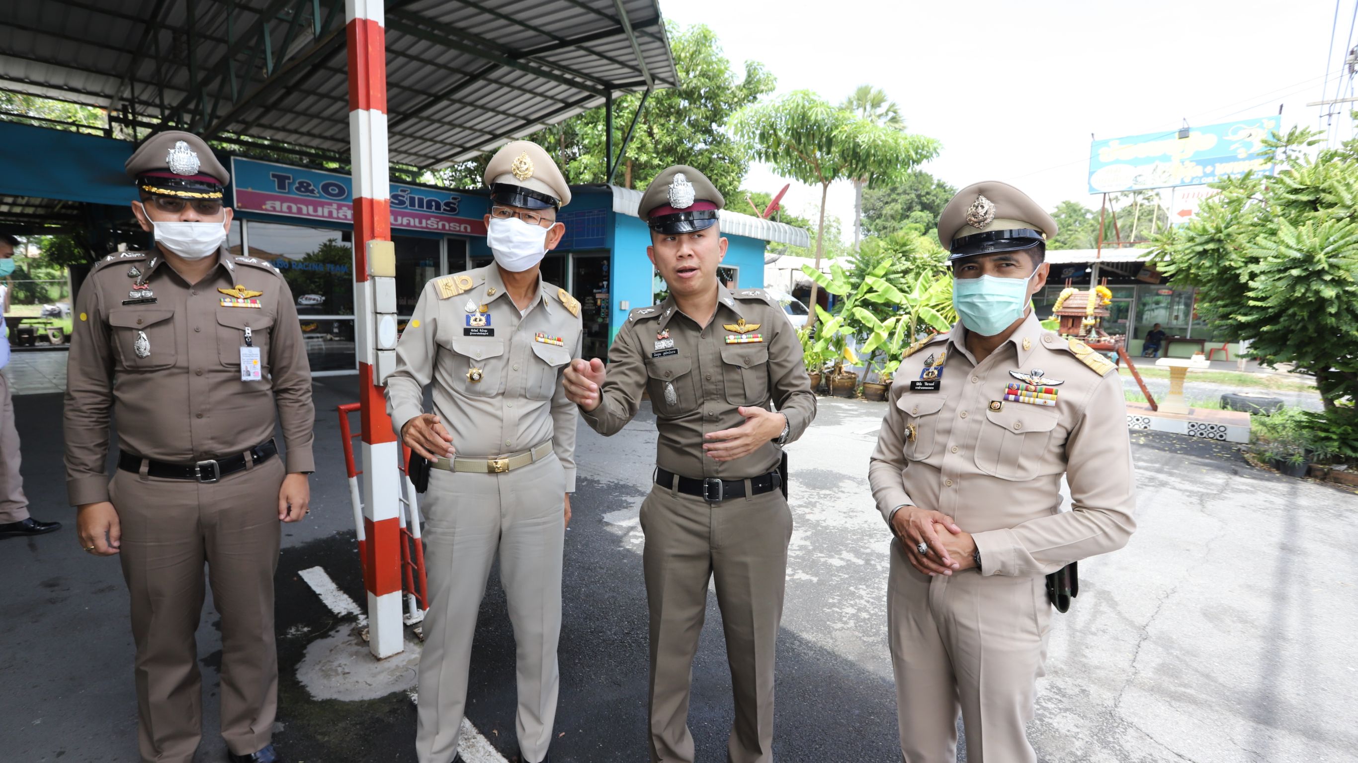 ผู้ว่าฯปทุม ลงพื้นที่แก้ปัญหาการจราจร ถนนรังสิต-นครนายก พร้อมทานข้าวแกงริมทางพูดคุยแนวทางการแก้ปัญหาอย่างเร่งด่วน