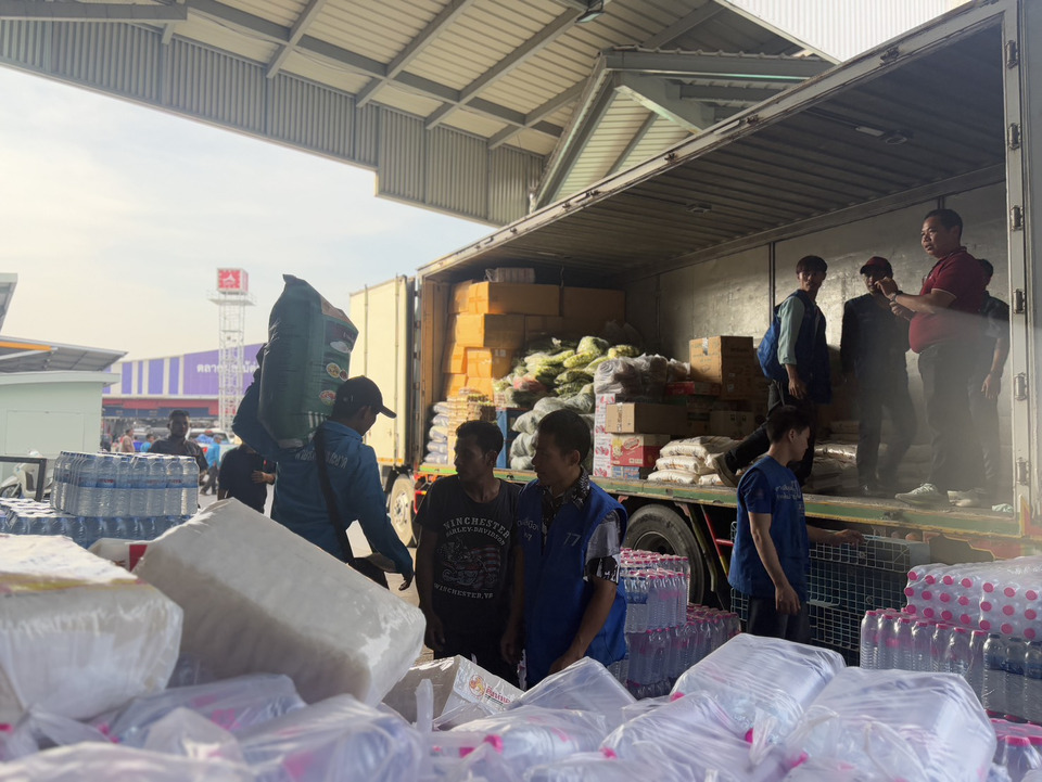 ตลาดสี่มุมเมือง ส่งผักผลไม้ ของจำเป็นกว่าตันช่วยน้ำท่วมถึงโรงครัวพระราชทานหาดใหญ่