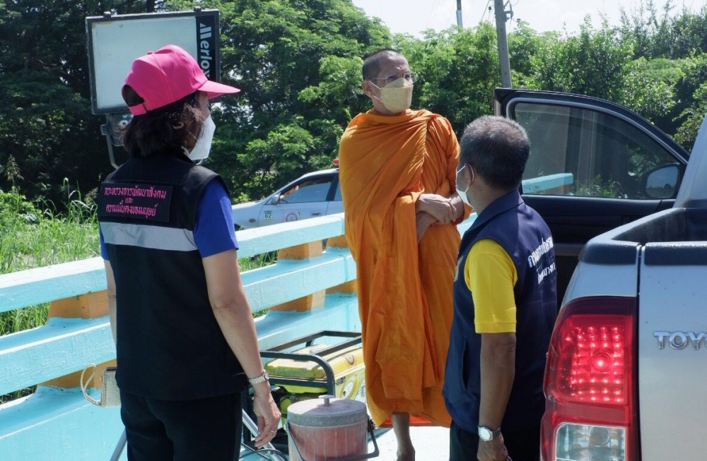 เจ้าอาวาสวัดอ่างทองวรวิหาร ประสาน พม. มอบสิ่งของให้เจ้าหน้าที่ทีมอาสากู้ภัย จ.อ่างทอง