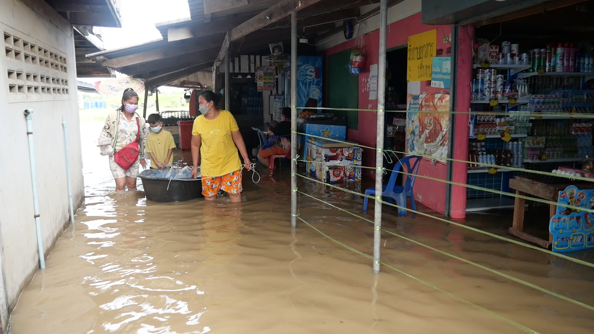 สถานการณ์น้ำเพชรบุรียังน่าเป็นห่วง เอ่อท่วมถนนในเขตเทศบาลเมืองหลายสาย ขณะที่ อ.บ้านแหลม น้ำทะลักเข้าชุมชน