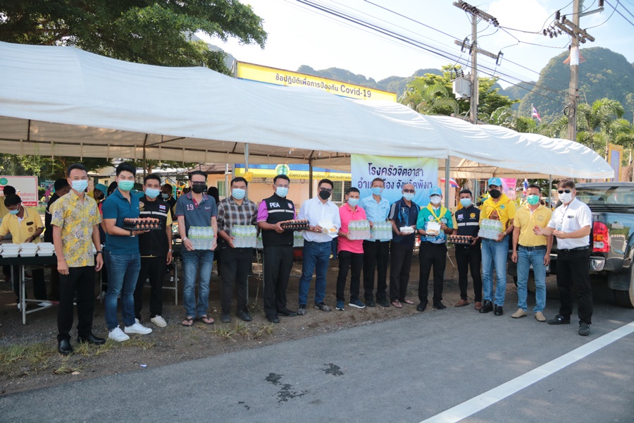 ชาวพังงาร่วมสนับสนุนโรงครัวจิตอาสาทำอาหารแจกให้ผู้มาฉีดวัคซีน  ล่าสุดลงทะเบียนแล้วกว่าร้อยละ87