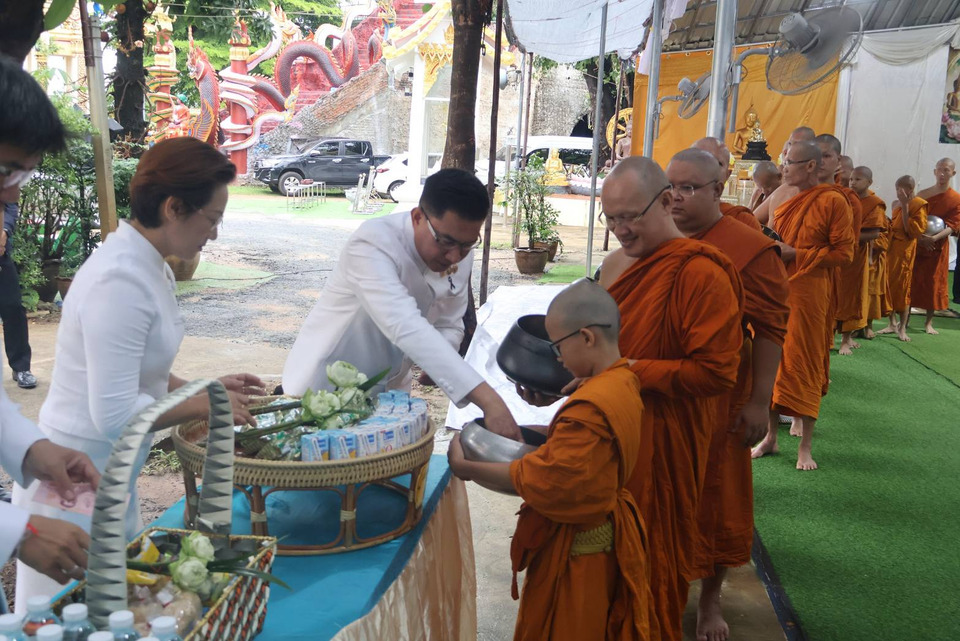 ศรัทธาแน่นวัด! ชาวยโสธรร่วมตักบาตร-ถวายเทียนพรรษา วันอาสาฬหบูชา