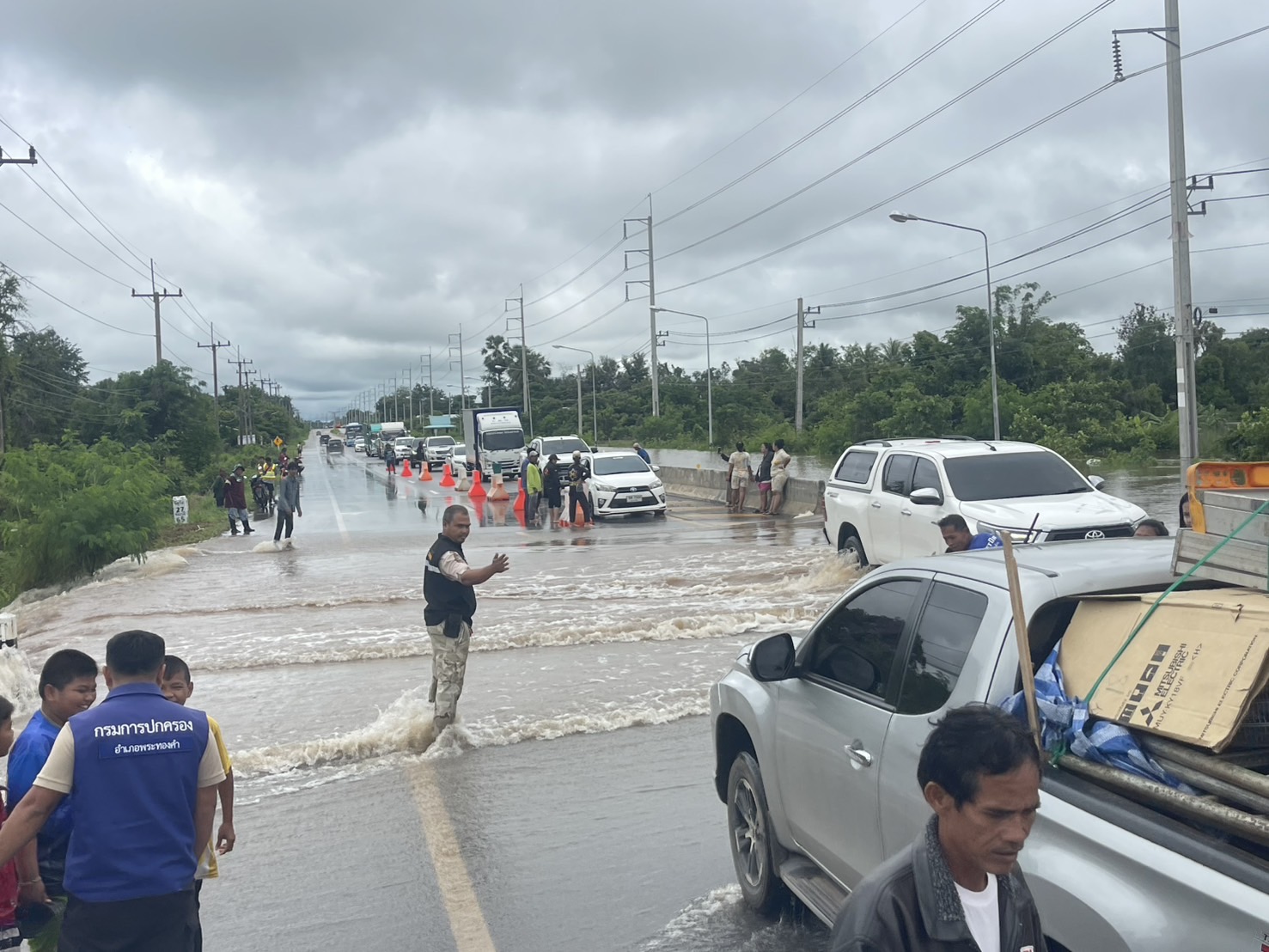 ฝนถล่ม น้ำล้นอ่างหนองกก อ.พระทองคำ อ่วมน้ำท่วม ทล.205 ต้องเปิดช่องทางพิเศษ