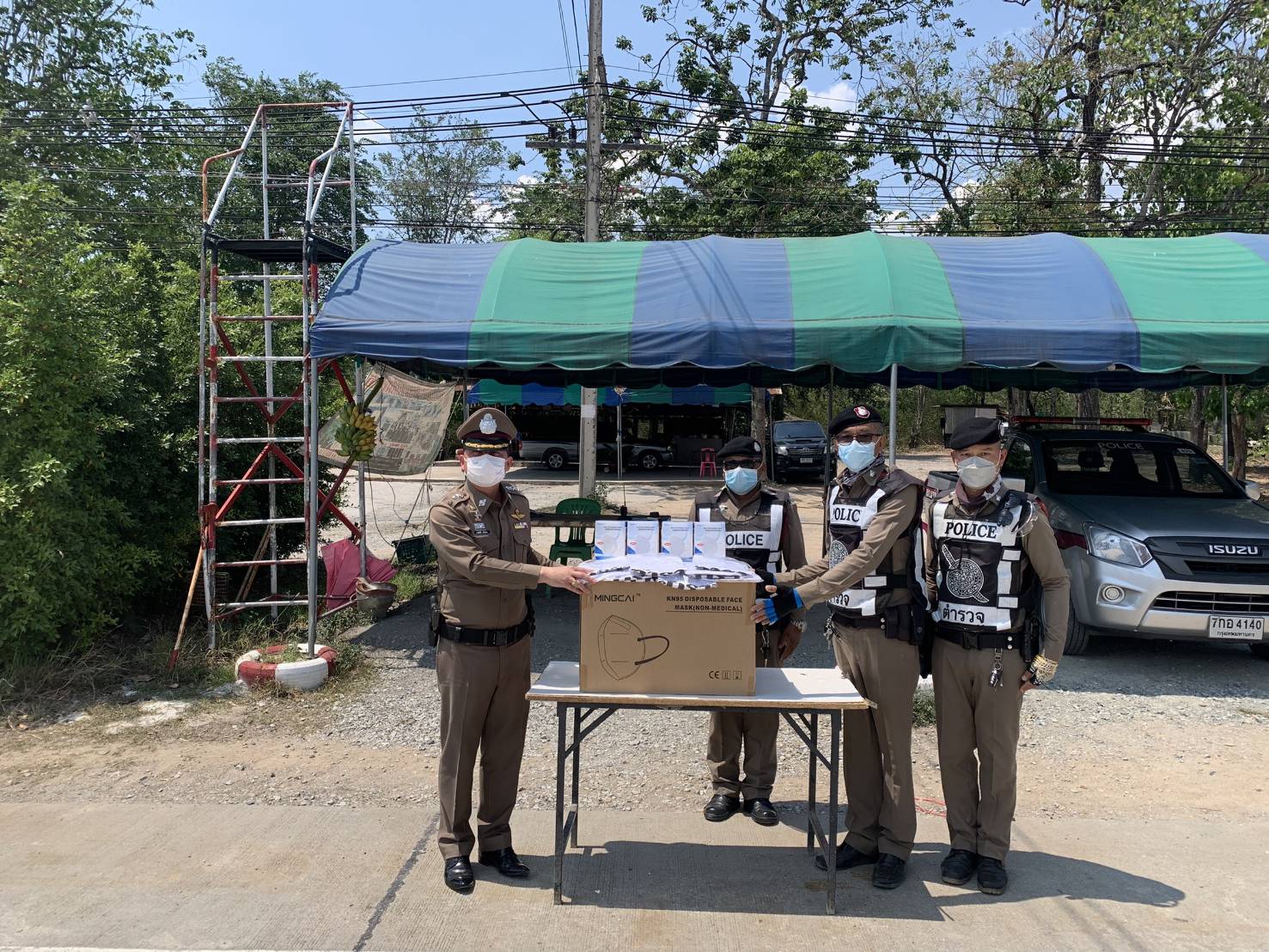 "ผกก.โอ๋ แม่สอด 1." มอบหน้ากากอนามัย  N95 - เสื้อยืดตำรวจ  ให้กับจนท.ตร.- ทหาร ด่าน 3 จุด