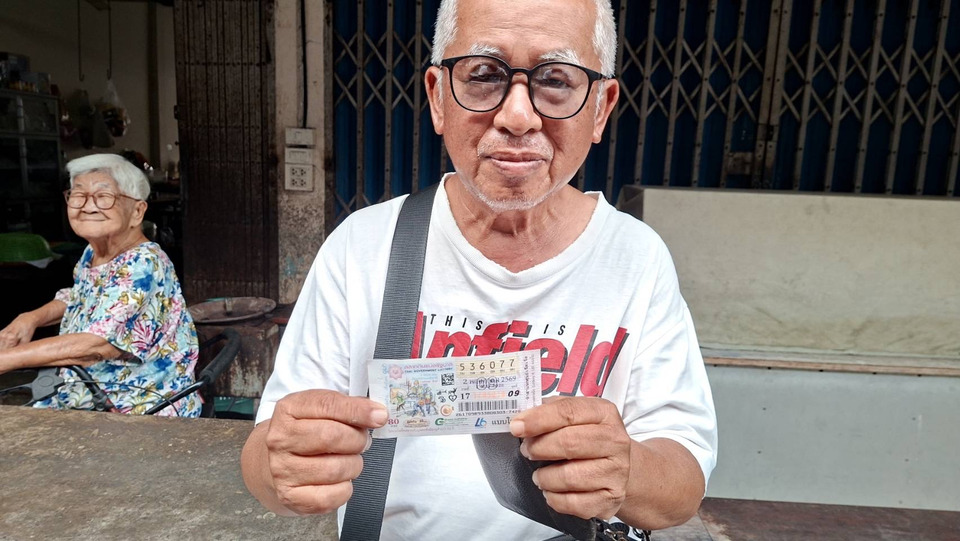 บุญหล่นทับ! พ่อค้าลอตเตอรี่สูงเนินถูกรางวัลที่ 1 รับทรัพย์ 6 ล้าน หลังสลากฯ เหลือขายไม่หมด