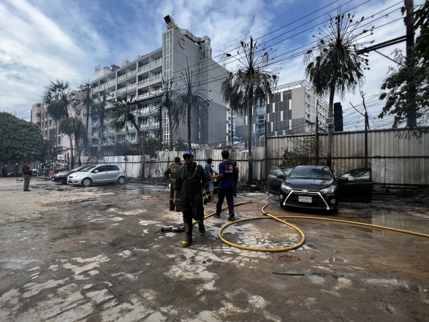 รถแบคโฮเกี่ยวสายไฟเกิดเพลิงปะทุไหม้รถเสียหาย5คันทำชาวบ้าน-นทท.แตกตื่น