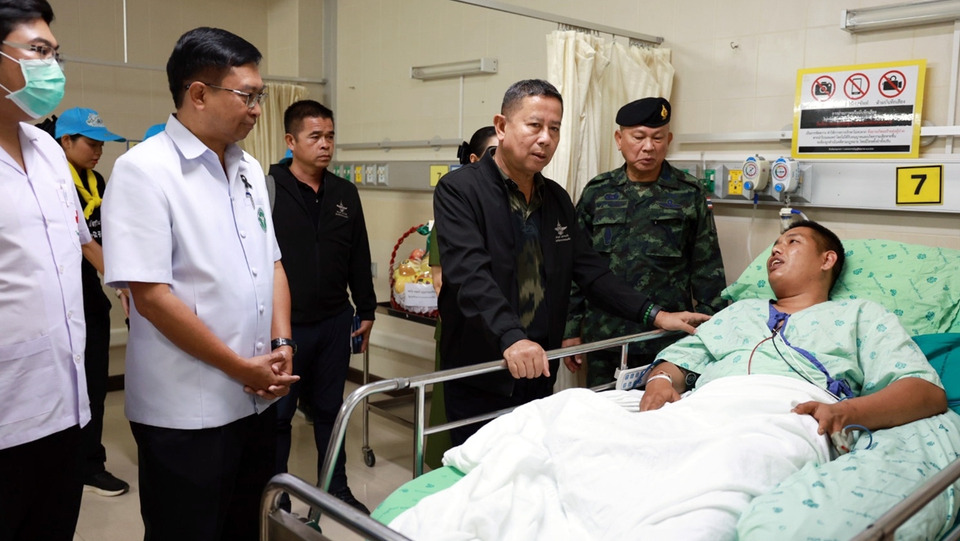 รมช.กลาโหม ลงพื้นที่สุรินทร์ เยี่ยมทหารเจ็บเหตุปะทะชายแดน–ให้กำลังใจผู้อพยพ
