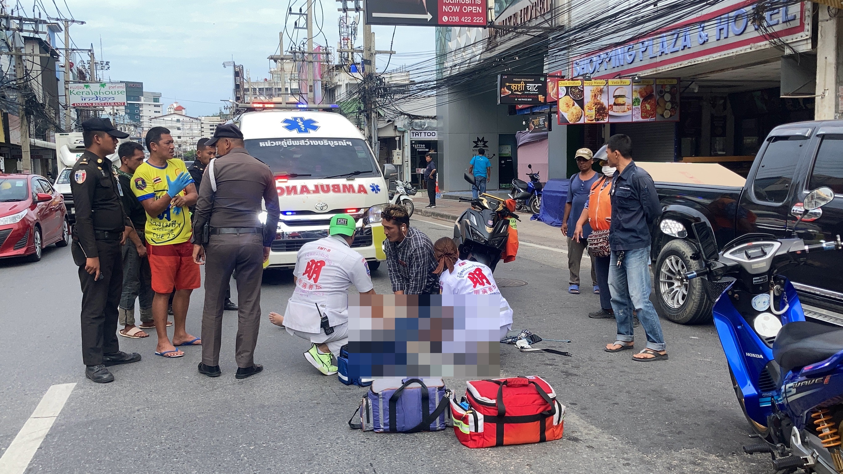 สองแถวพัทยาทำนทท.ต่างชาติตกรถสาหัสขับหนีไร้เหลียวแล 