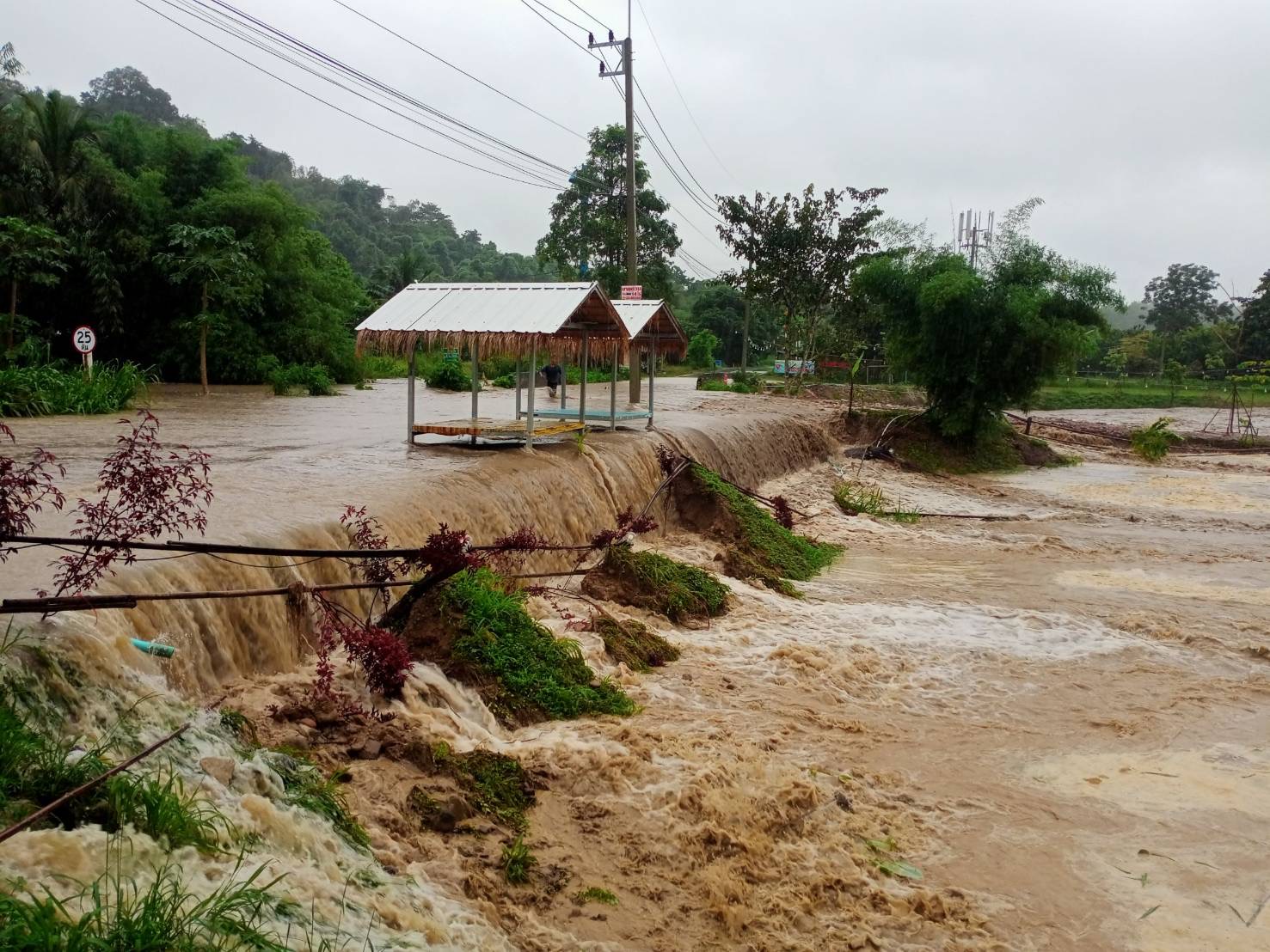 อิทธิพลพายุโนรู ทำให้มีฝนตกหนักตลอดทั้งคืน เกิดน้ำป่าไหลหลากในพื้นที่ตำบลชะอม อ.แก่งคอย จ.สระบุรี