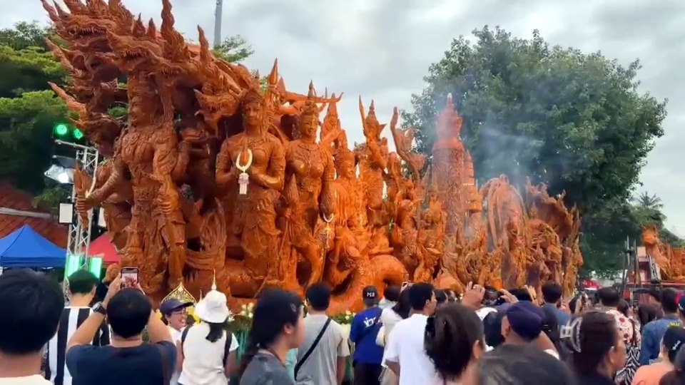 นักท่องเที่ยวนับแสนแห่ชม “วันโฮมเทียนอุบล” สุดอลังการ ต้นเทียนยักษ์ 22 เมตร ดึงคนทั่วสารทิศ