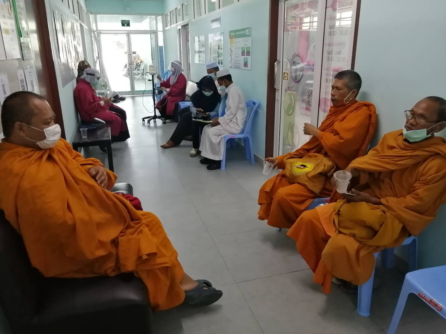 พระสงฆ์และผู้นำศาสนาอำเภอแว้งพร้อมใจฉีดวัคซีนป้องกันโควิด-19