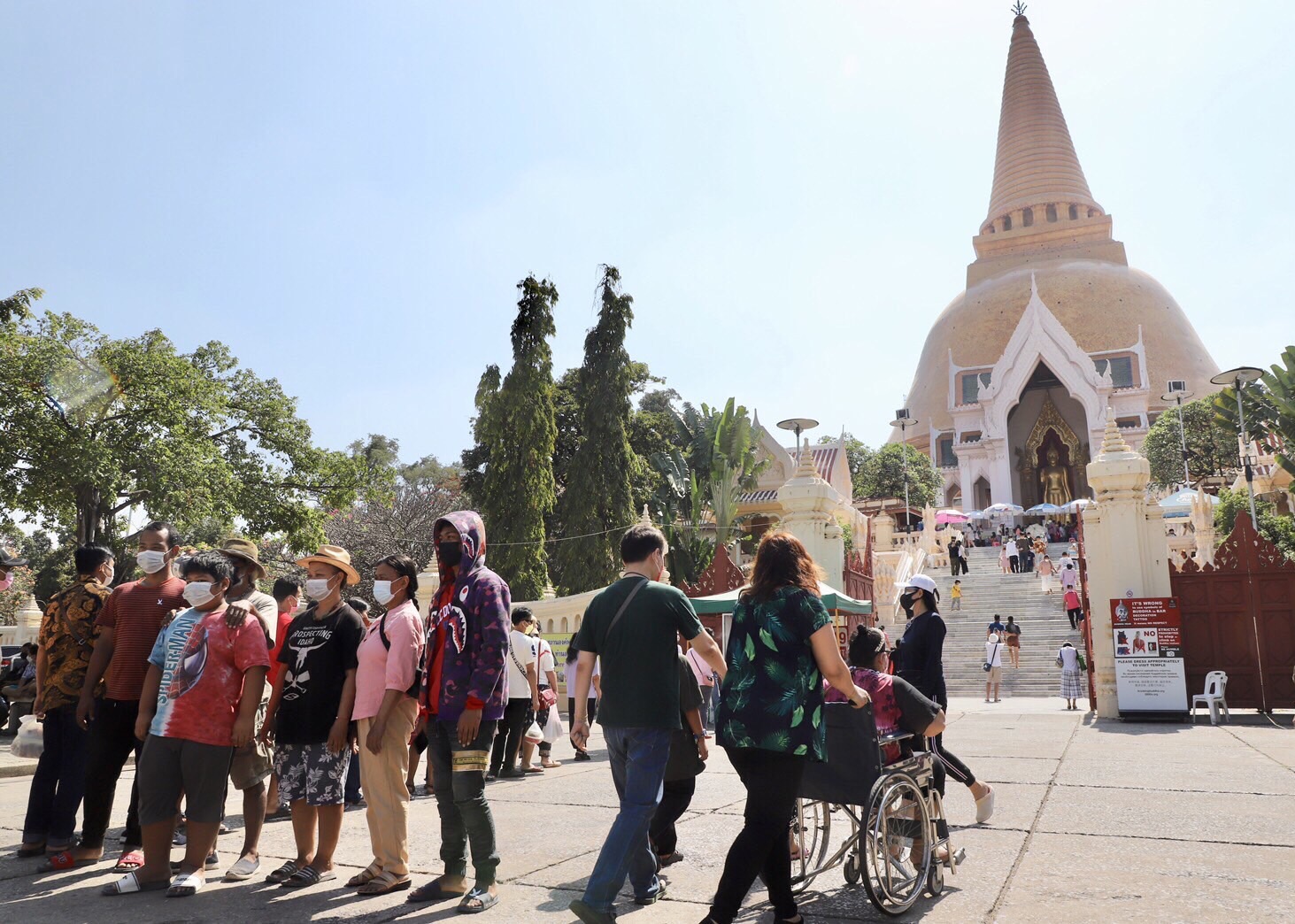 ปชช.พาครอบครัวเดินทางไหว้สักการะขอพร พระร่วงโรจนฤทธิ์ ที่องค์พระปฐมเจดีย์