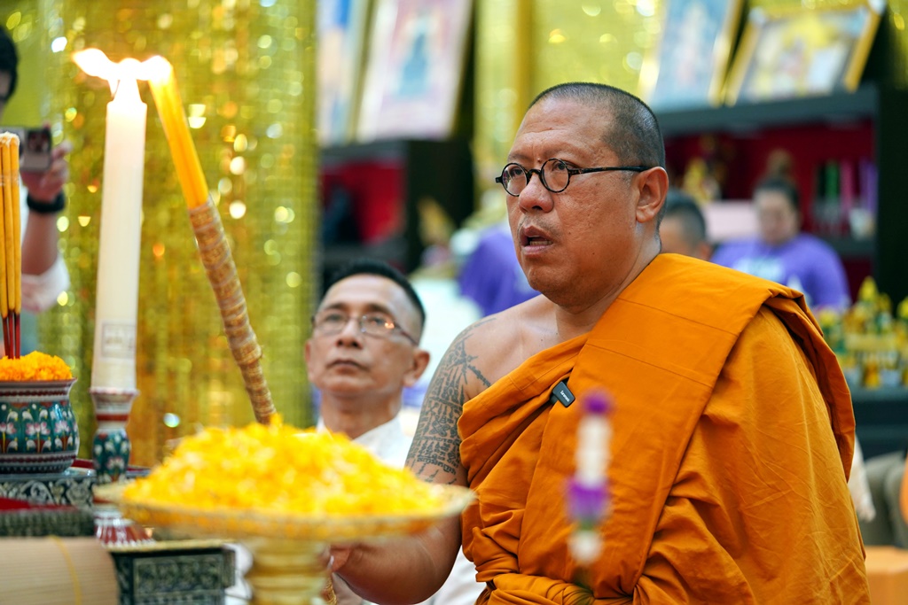 "หลวงพี่น้ำฝน" จัดพิธีสวดเจริญพระพุทธมนต์ ปลดทุกข์ ขอขมากรรม เปลี่ยนเสื้อสีม่วงรับมงคลชีวิต 