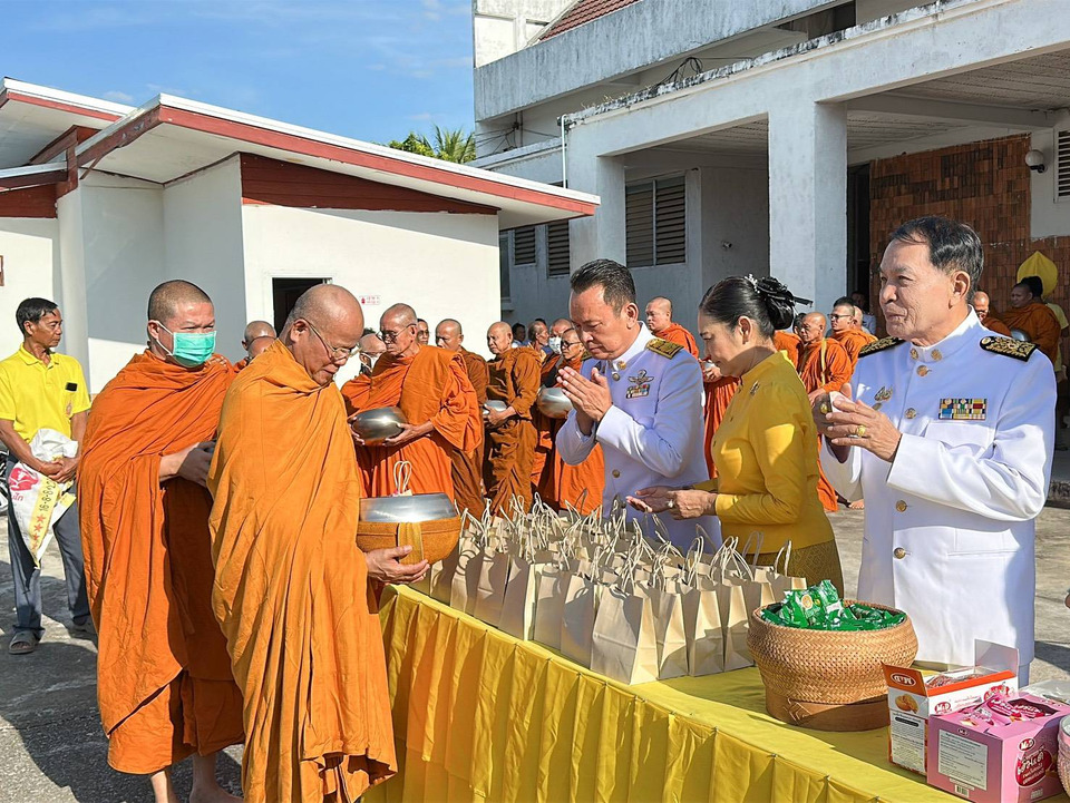 อำเภอหนองกุงศรี จัดพิธีสวดพระพุทธมนต์–ตักบาตร เนื่องในวันนวมินทรมหาราช