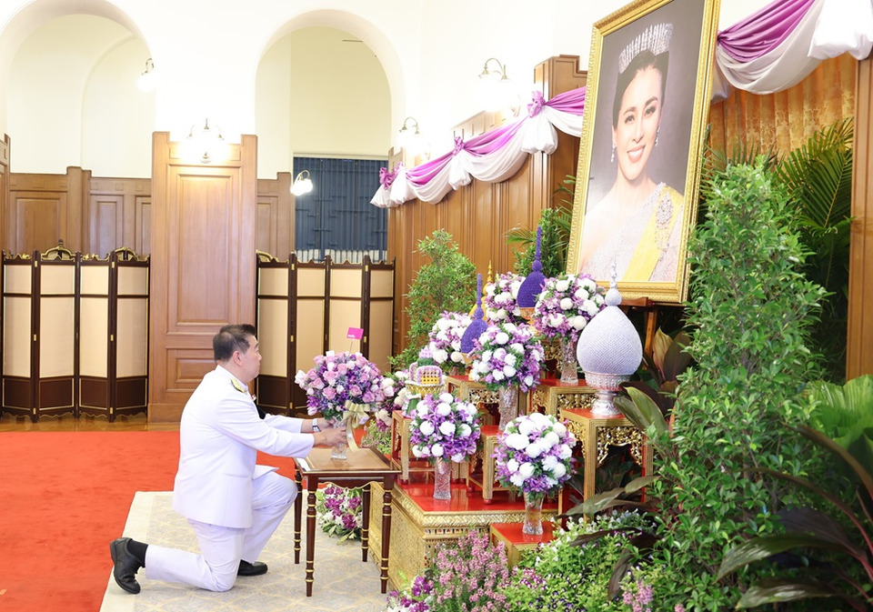 ออมสิน ทูลเกล้าฯ ถวายแจกันดอกไม้และลงนามถวายพระพรชัยมงคล เนื่องในโอกาสวันเฉลิมพระชนมพรรษา สมเด็จพระนางเจ้าฯพระบรมราชินี