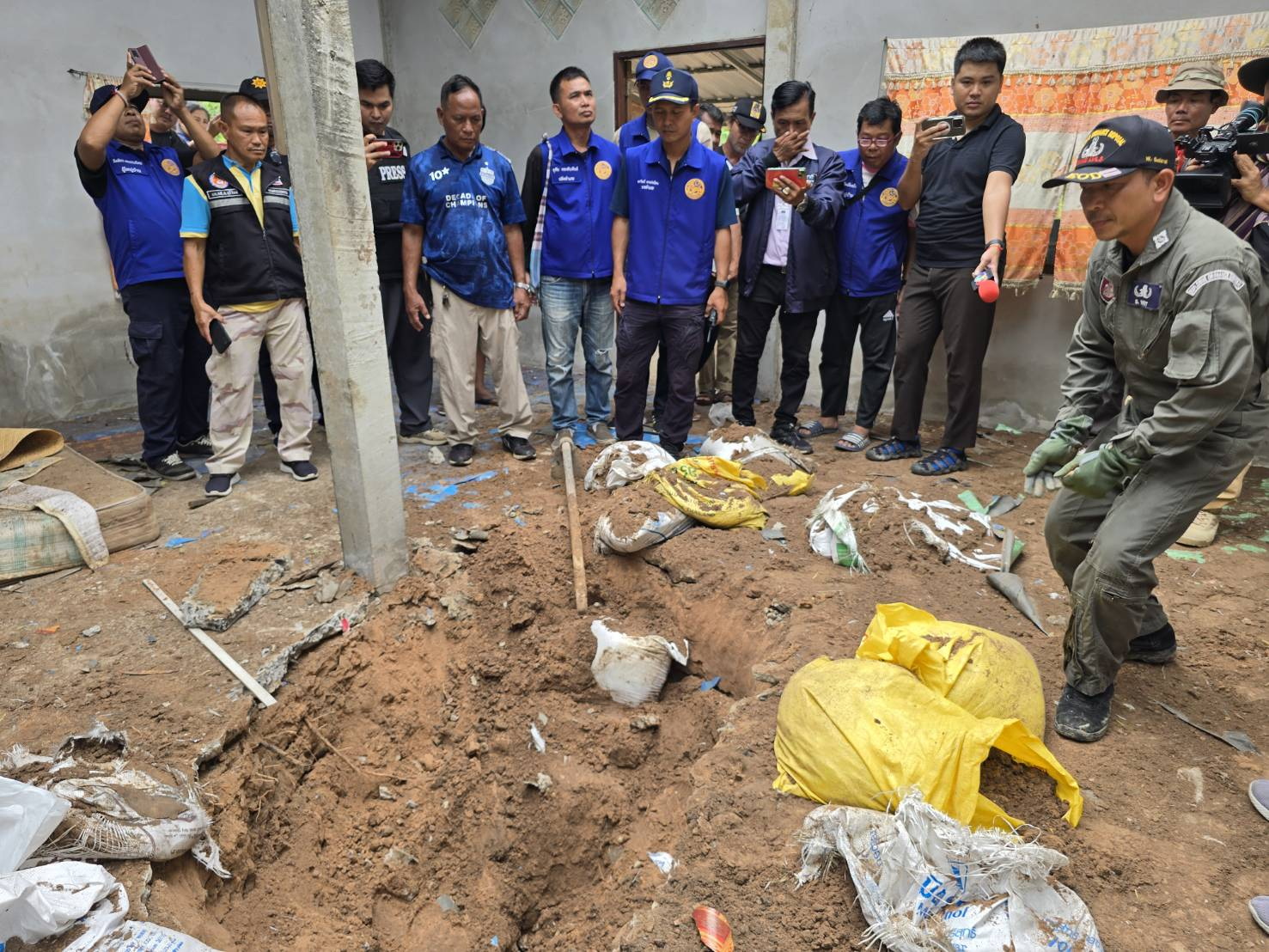 ตำรวจชุด EOD ตชด.พยายามเก็บกู้จรวด BM 21 ที่ฝังอยู่ใต้พื้นบ้านไม่สำเร็จจำเป็นต้องทำลาย 