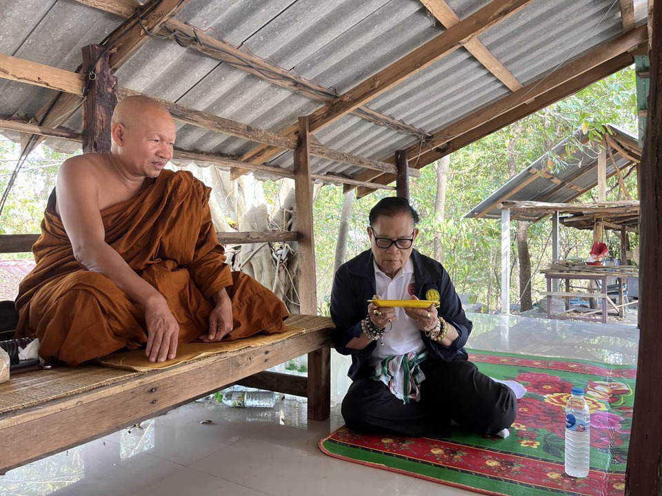 "มหานิยม" กราบพระอาจารย์สำเร็จ เสริมสิริมงคล ขอพรสู้ศึกเลือกตั้งสกลนคร เขต 2