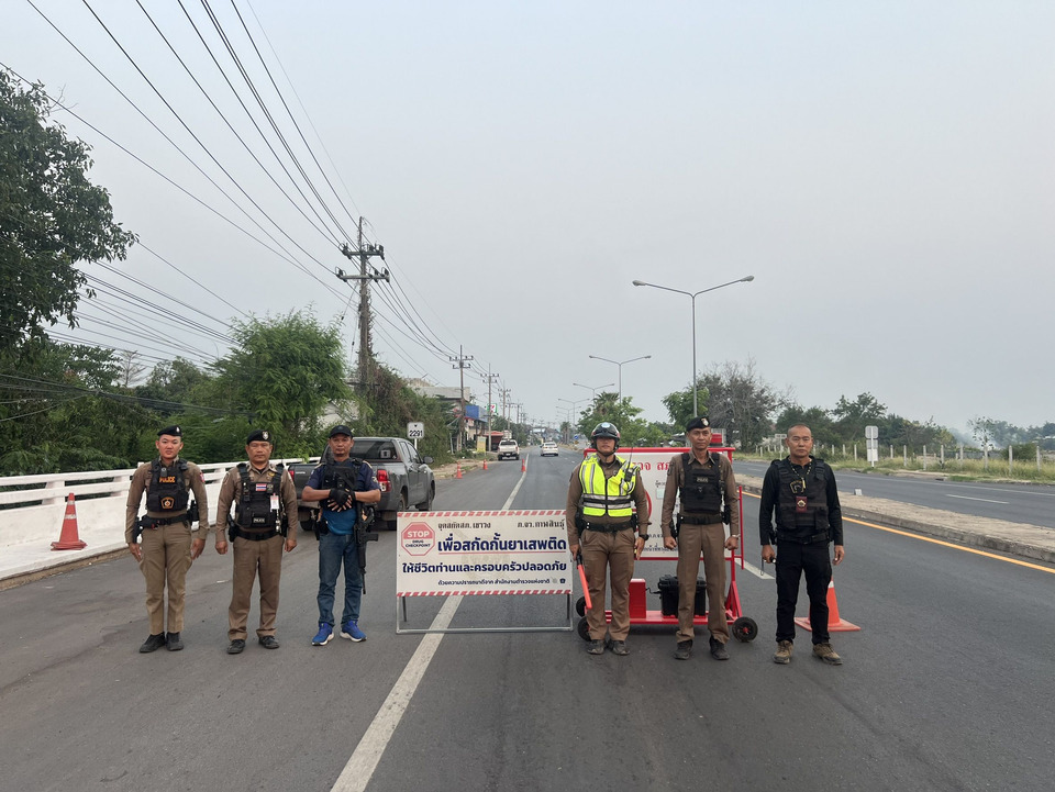 ตั้งด่านสกัด! ตร.เขาวงรวบกระบะต้องสงสัย ยึดยาบ้า 24 เม็ด คนขับมีพิรุธไม่เข้าจุดตรวจ
