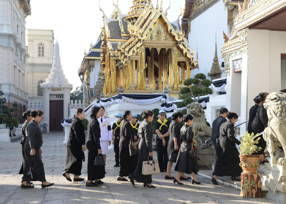 พสกนิกรชาวไทยจากทั่วทุกสารทิศ เดินทางเข้ากราบถวายบังคมพระบรมศพพระพันปีหลวง 