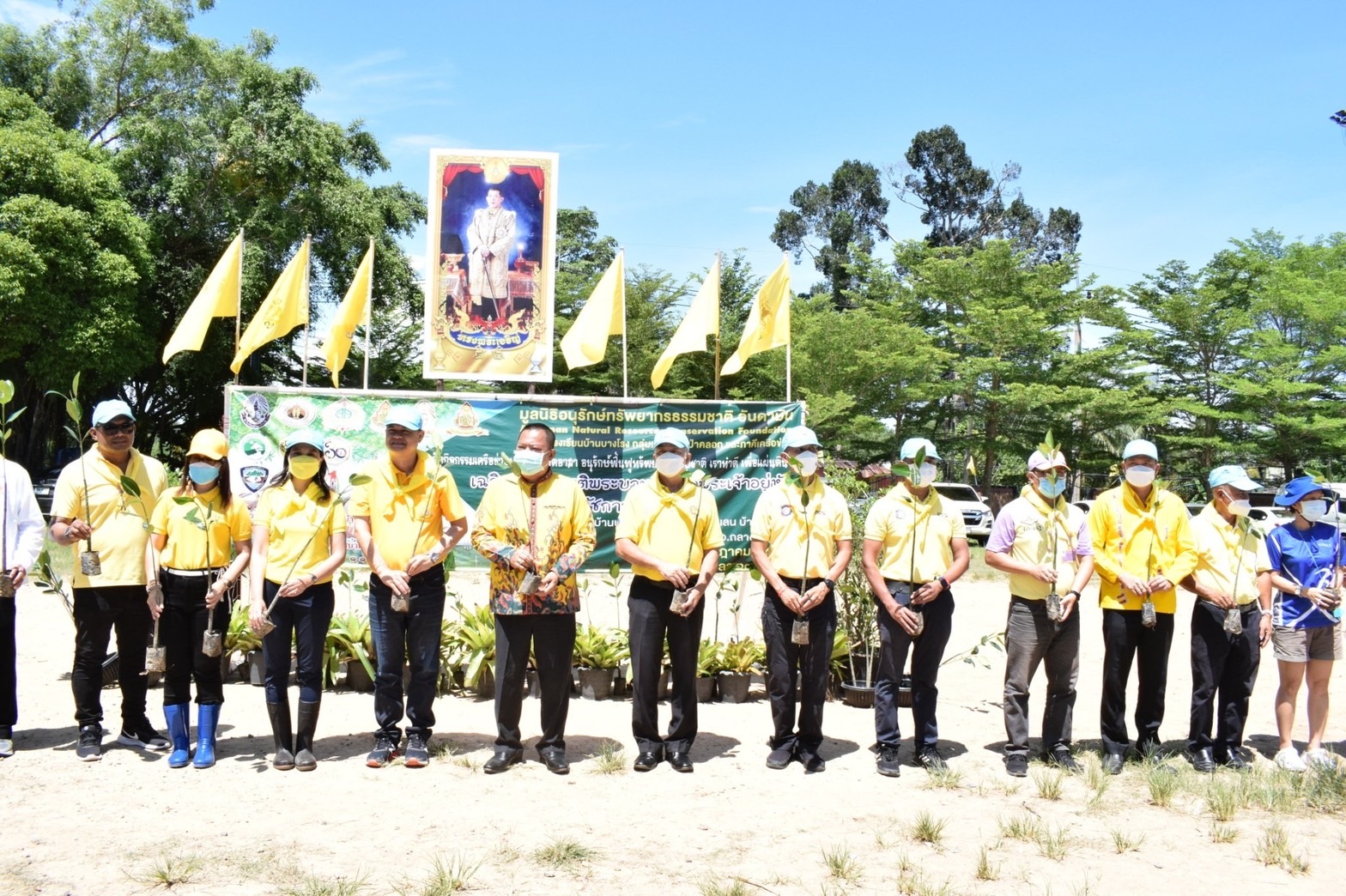 "มูลนิธิอนุรักษ์ทรัพยากรธรรมชาติ อันดามัน"จับมือชุมชนป่าคลอก จัดกิจกรรมปลูกป่าชายเลน 